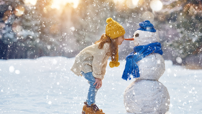 meisje-speelt-sneeuwpop