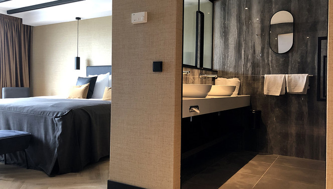 Loft Suite bett und badezimmer