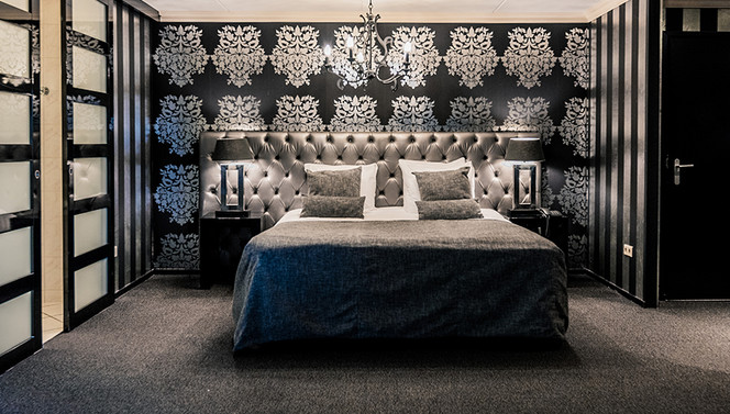 Junior suite classic bed black van der valk hotel cuijk nijmegen